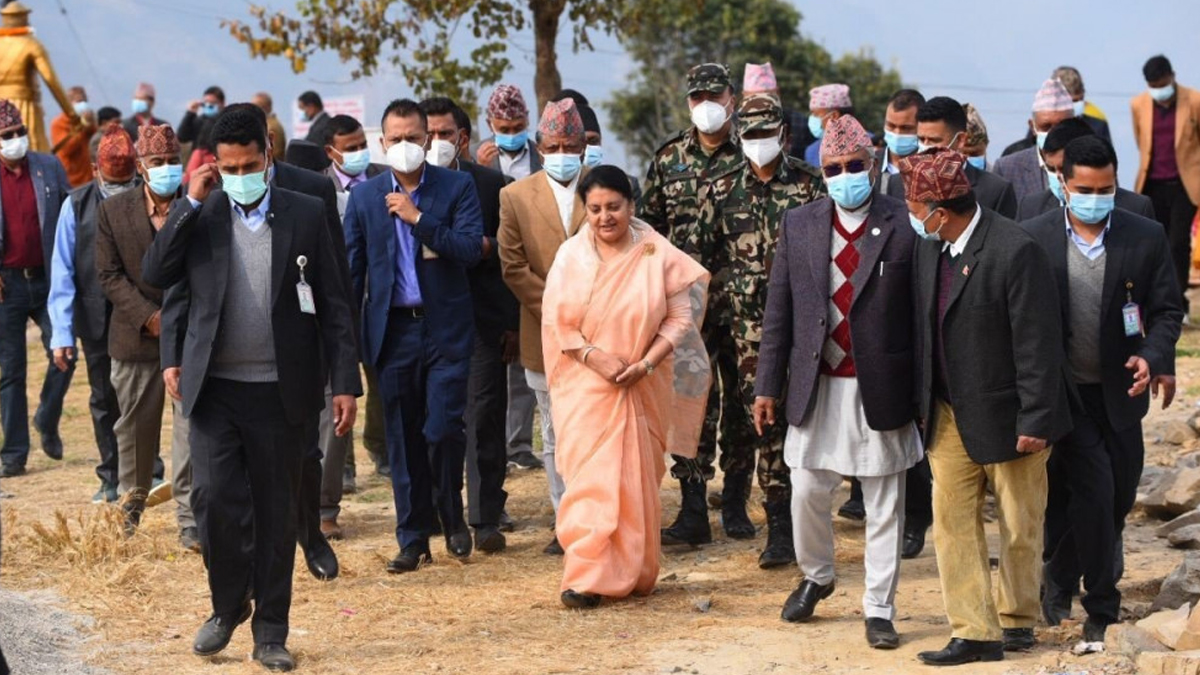 राष्ट्रपति भण्डारीद्वारा काजी पाँडेको सालिकमा माल्यार्पण